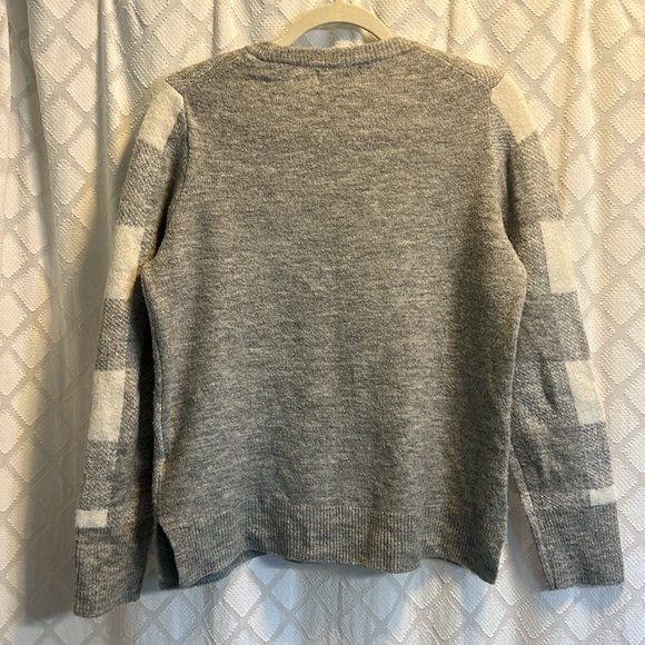 Old Navy Gray and White Buffalo Check sweater, size Medium - Picture 6 of 6